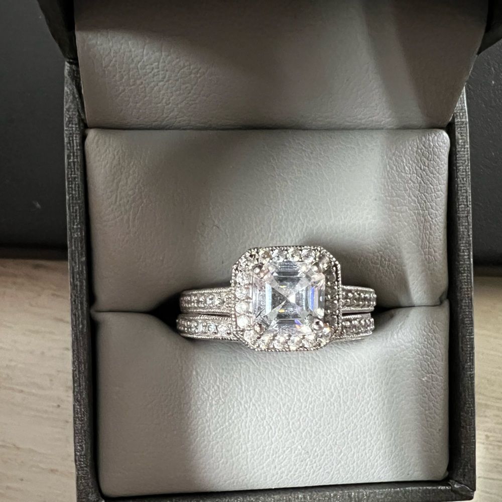 Gorgeous cubic zirconia set in sterling silver wedding set! Size 6